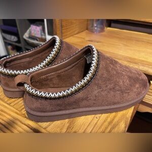 American Exchange Men’s Slippers Size 10